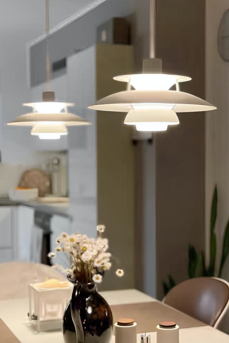 Klantfoto van witte hanglampen in een interieur