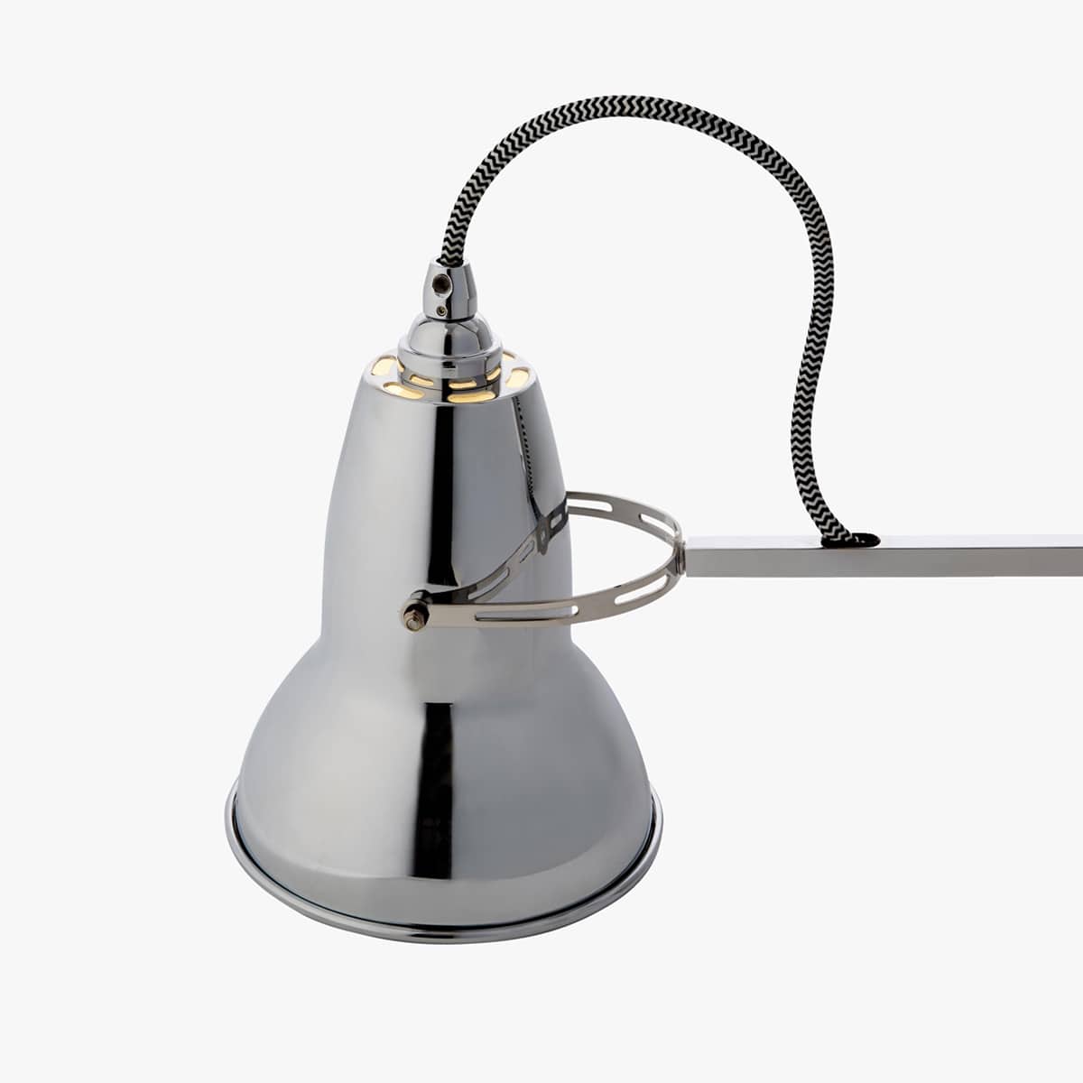 Detail van de metalen kap en stoffen kabel
