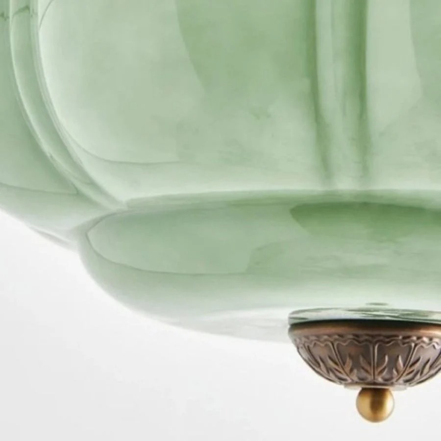 Gedetailleerde weergave van de groene glazen lampenkap