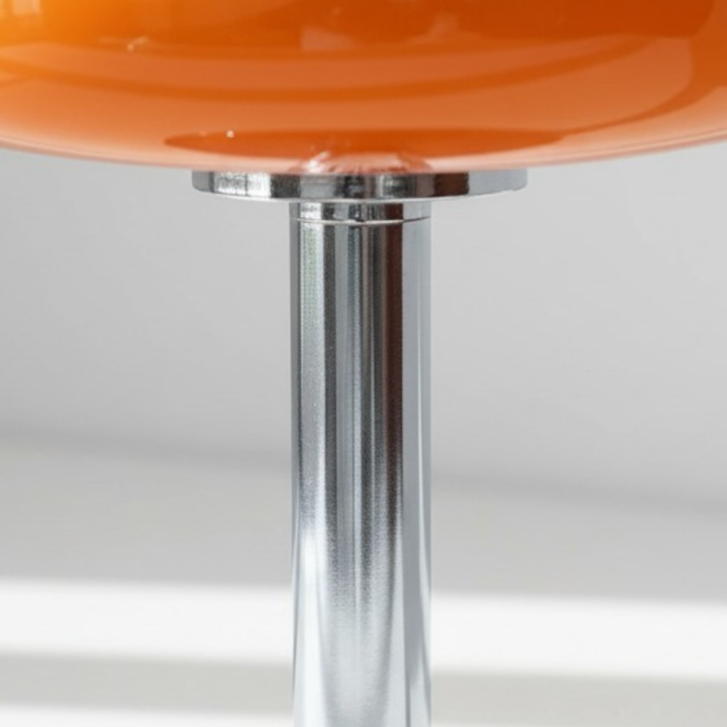 Detail van de chromen staander