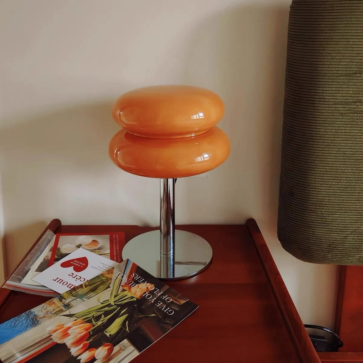 Fotorecensie van een oranje tafellamp