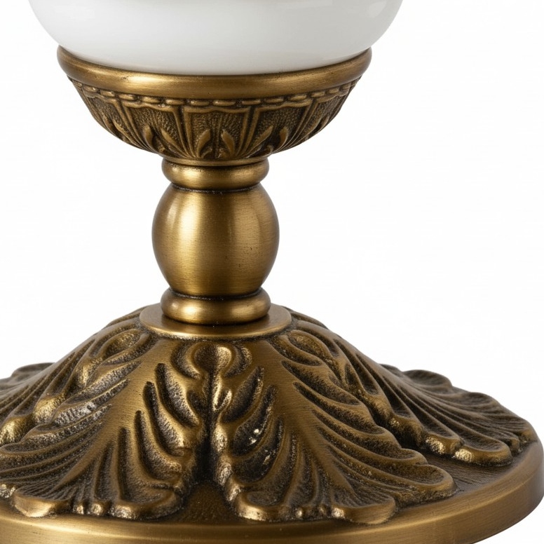 Detail van de goudkleurige lampvoet
