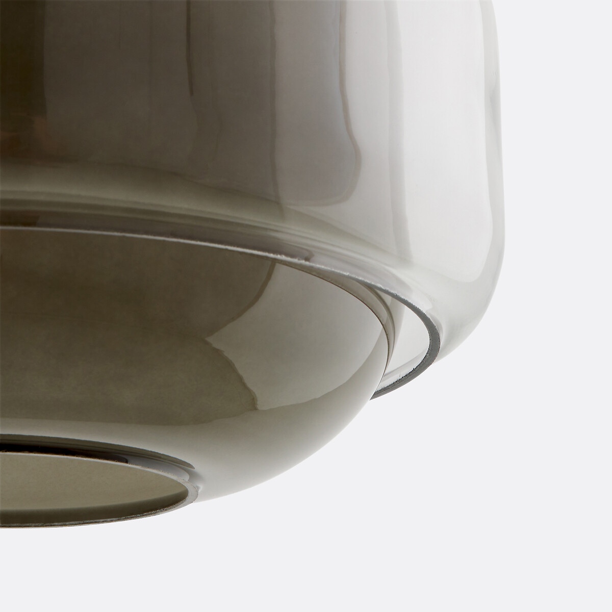 Detail van rookgrijs glas