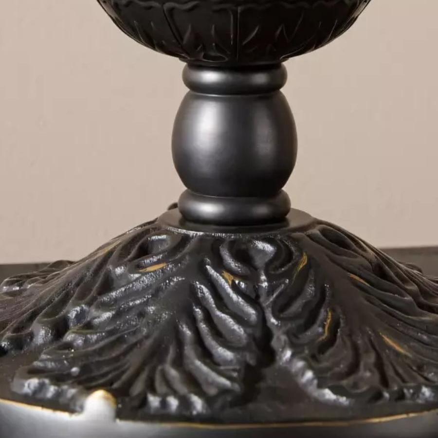 Detail van de zwarte lampvoet