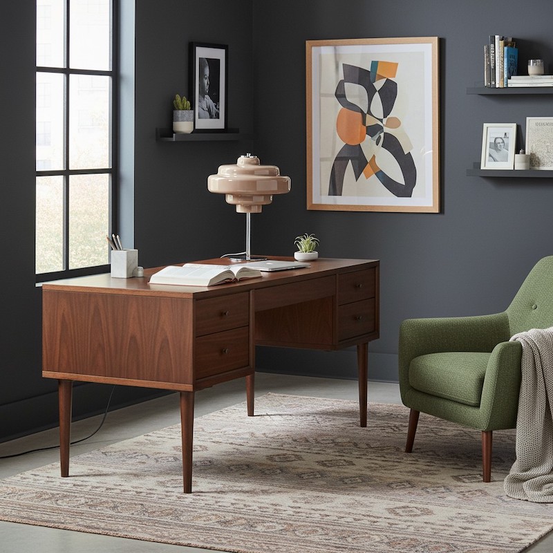 Koloro lamp op een houten bureau