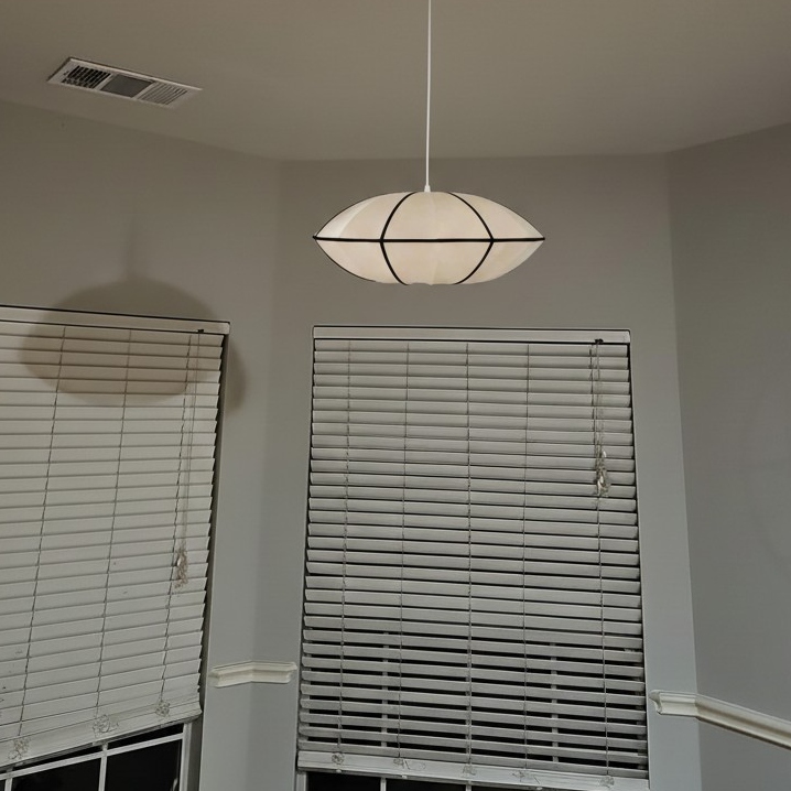 Fotorecensie van de UFO-lint hanglamp in een kamer