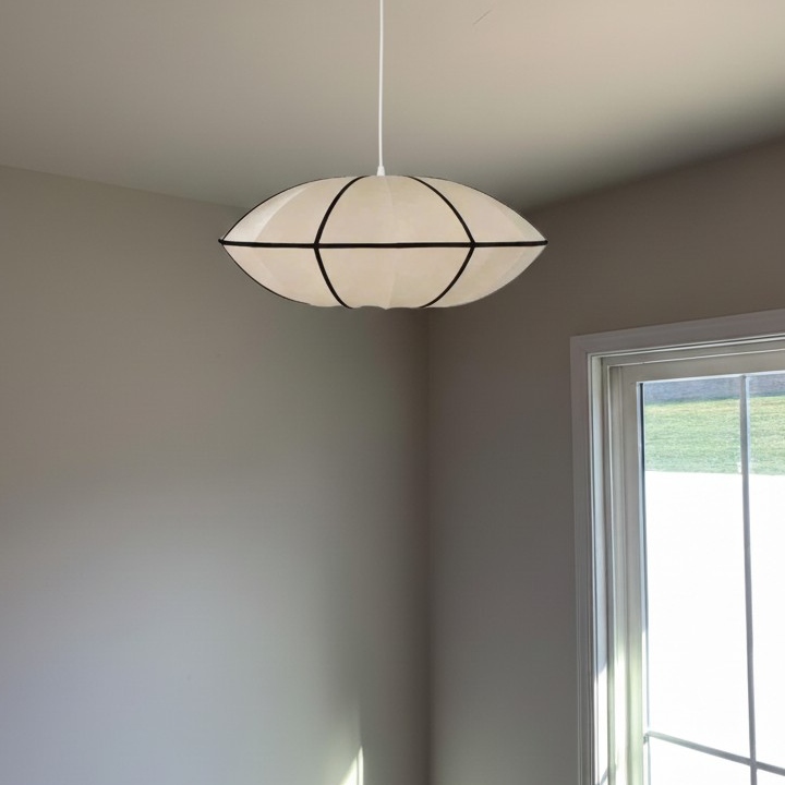 Fotorecensie van de UFO-lint hanglamp bij een raam
