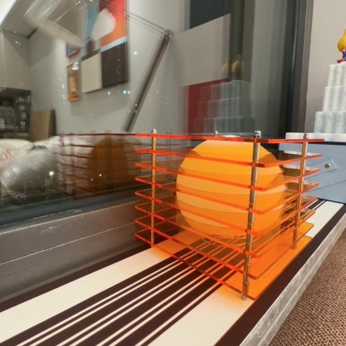 Fotorecensie met oranje Sunset Cube tafellamp bij raam