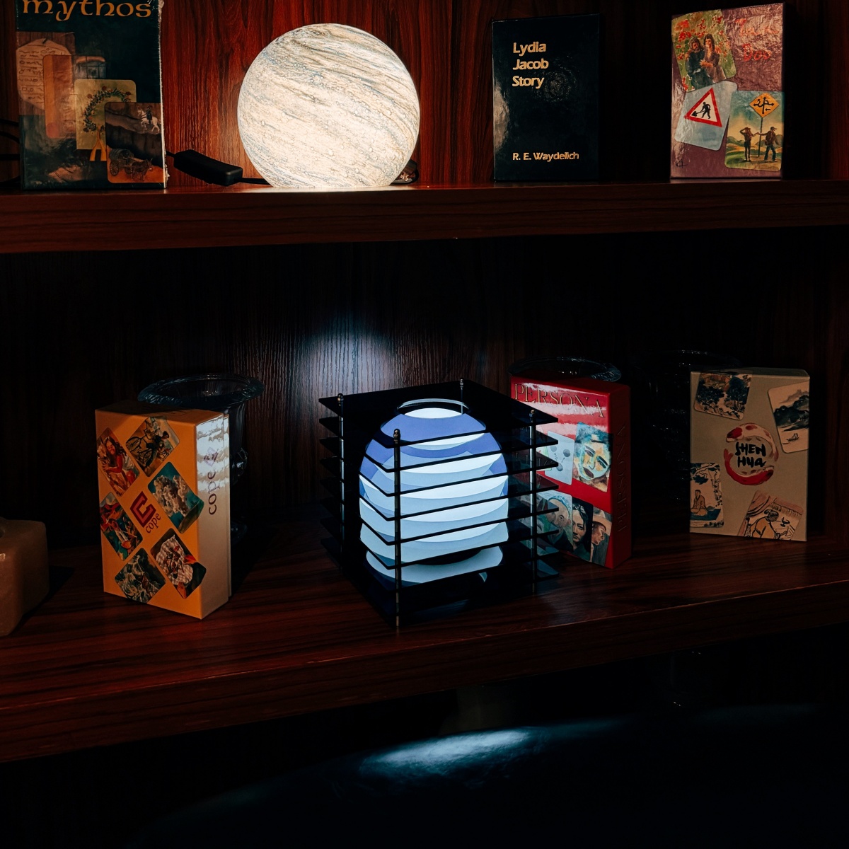 Fotorecensie met lampen op plank