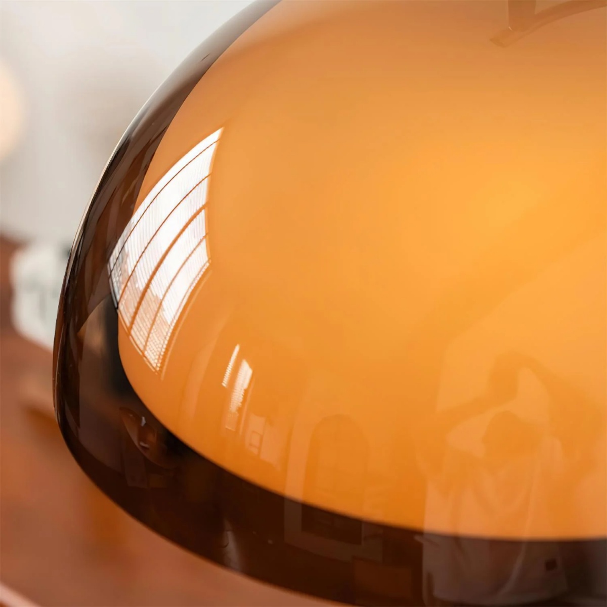 Detail van amberkleurige lampenkap