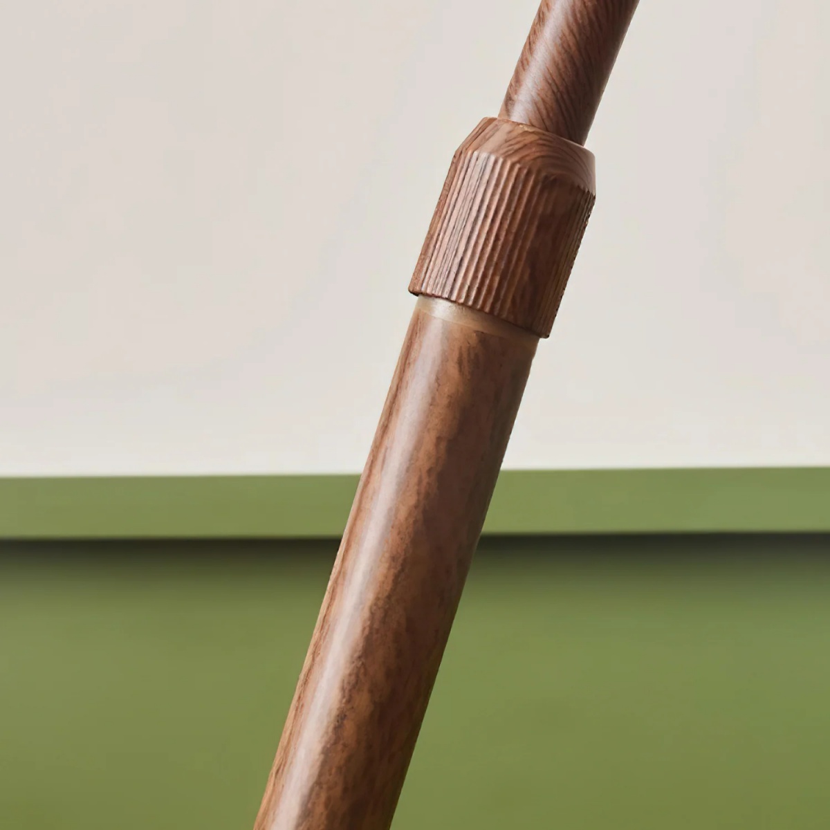Detail van houten staander