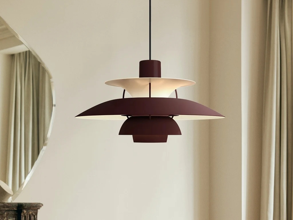Scandinavische eenvoud in een bordeauxrode hanglamp