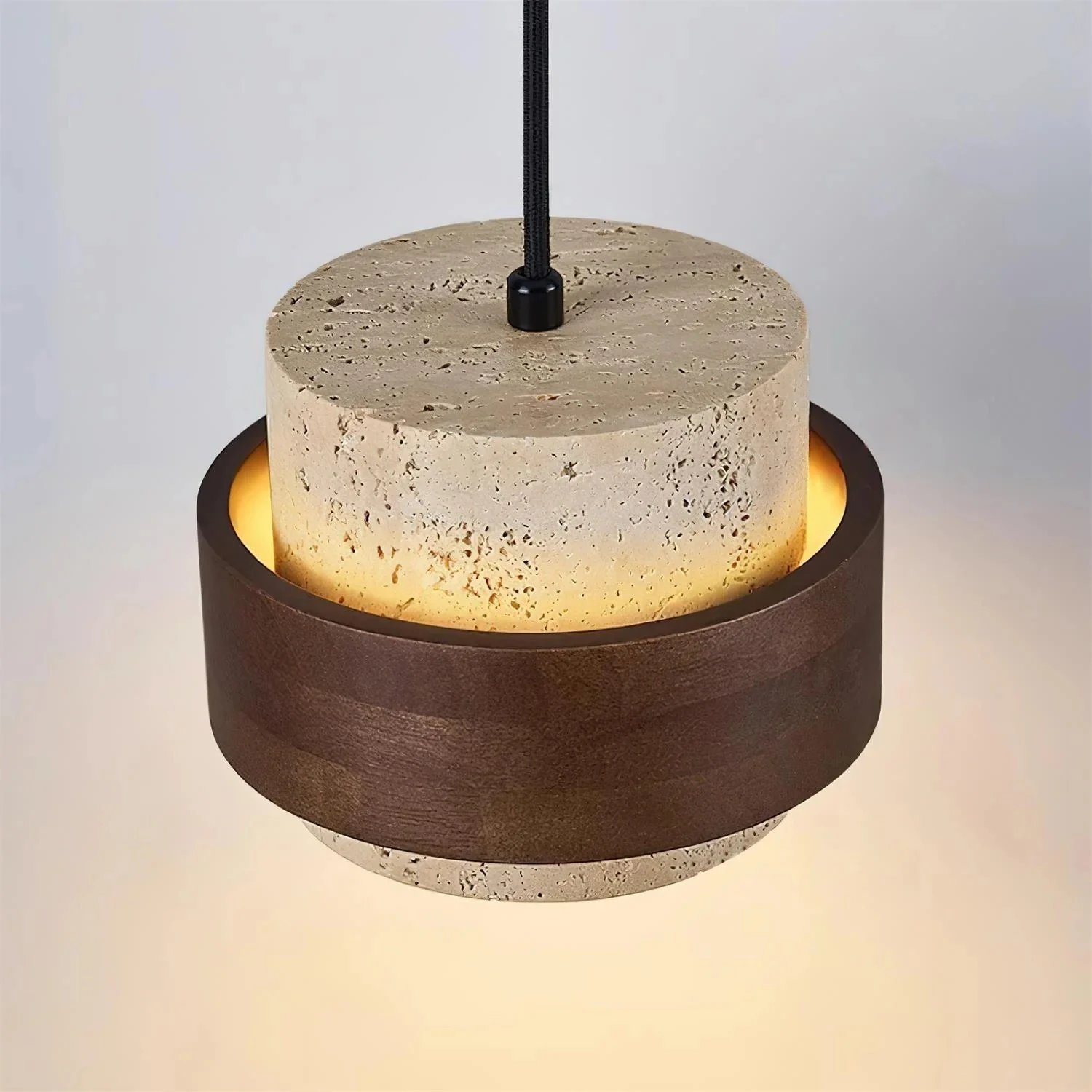 Detail van travertin wandlamp met warme gloed