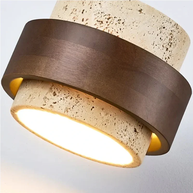 Detail van de travertijn plafondlamp