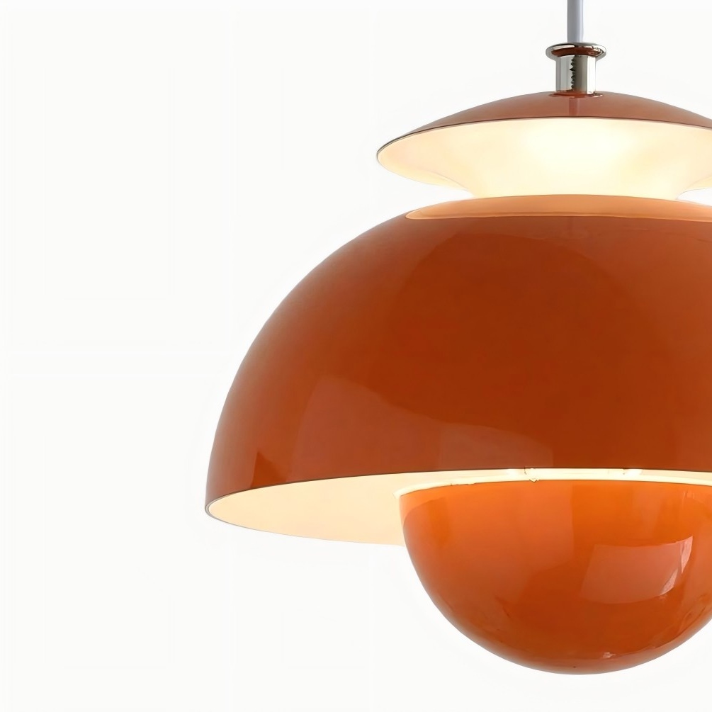 Detail van de oranje metalen hanglamp