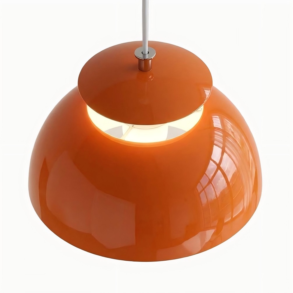 Bovenaanzicht van de oranje metalen hanglamp