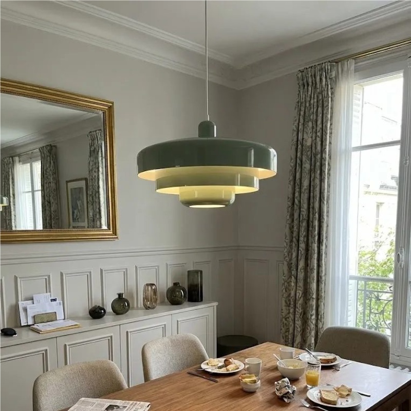Groene hanglamp boven een eettafel bij een klant