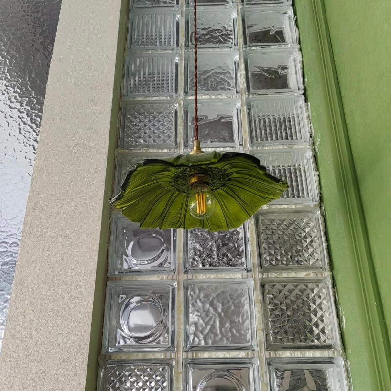Fotorecensie van groene Lotus hanglamp bij glaswand