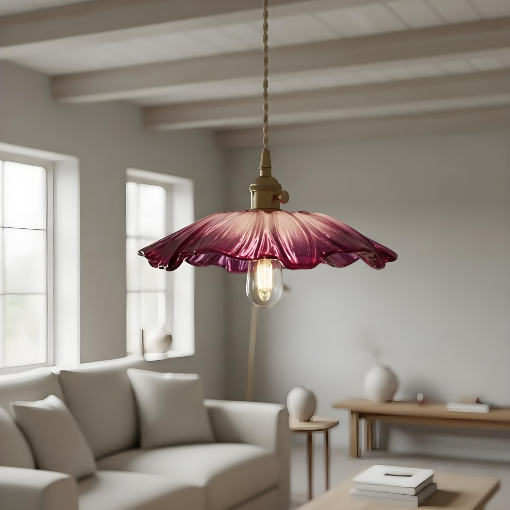 Paarse Lotus glazen hanglamp in rustige woonkamer