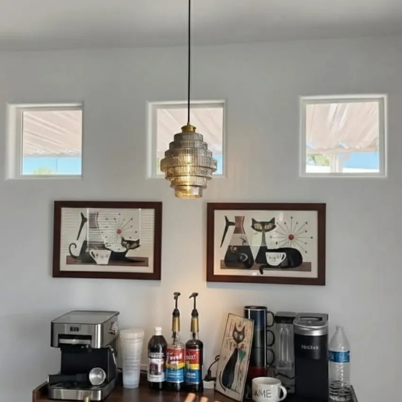 Avis photo de la suspension près d’une décoration murale