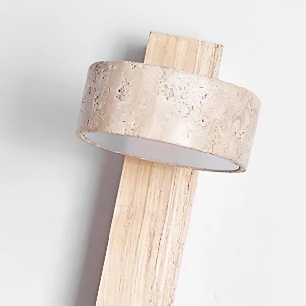 Detail der Wandlampe mit Travertin-Kappe