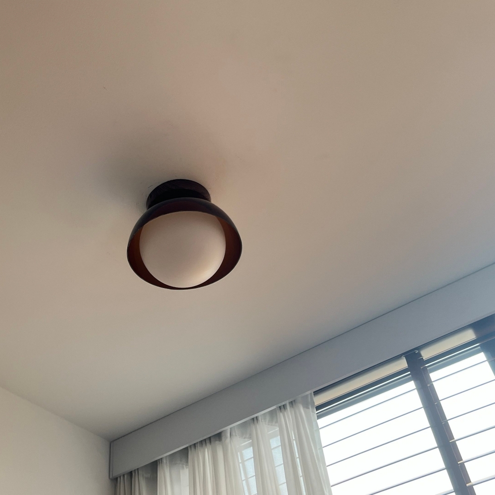 Fotorecensie van de plafondlamp in een kamer