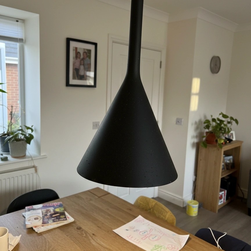 Fotorecensie met zwarte Alphomo hanglamp boven tafel