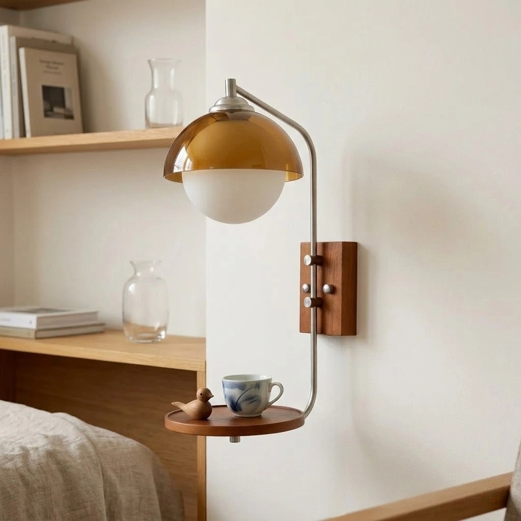 Lampe murale naast plank et tafeltje