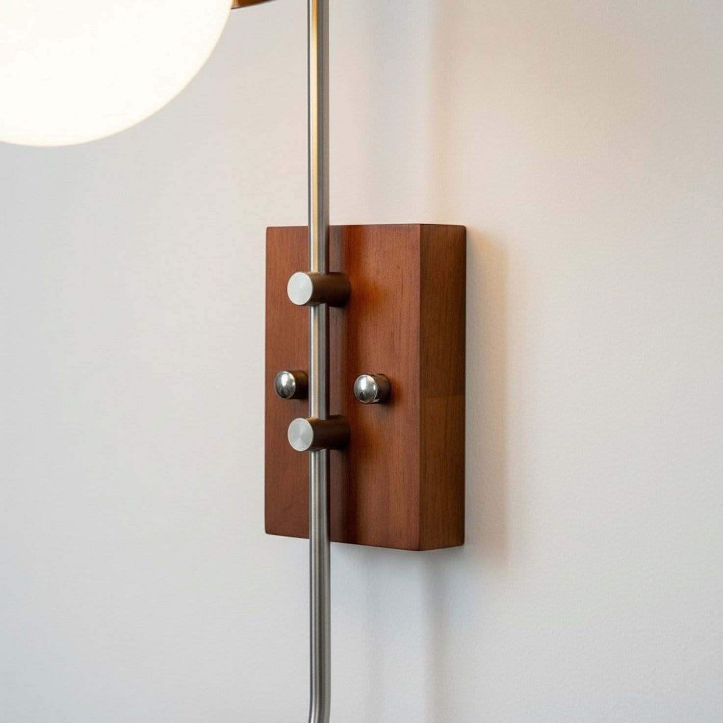 Achterzijde en bevestiging van de wandlamp