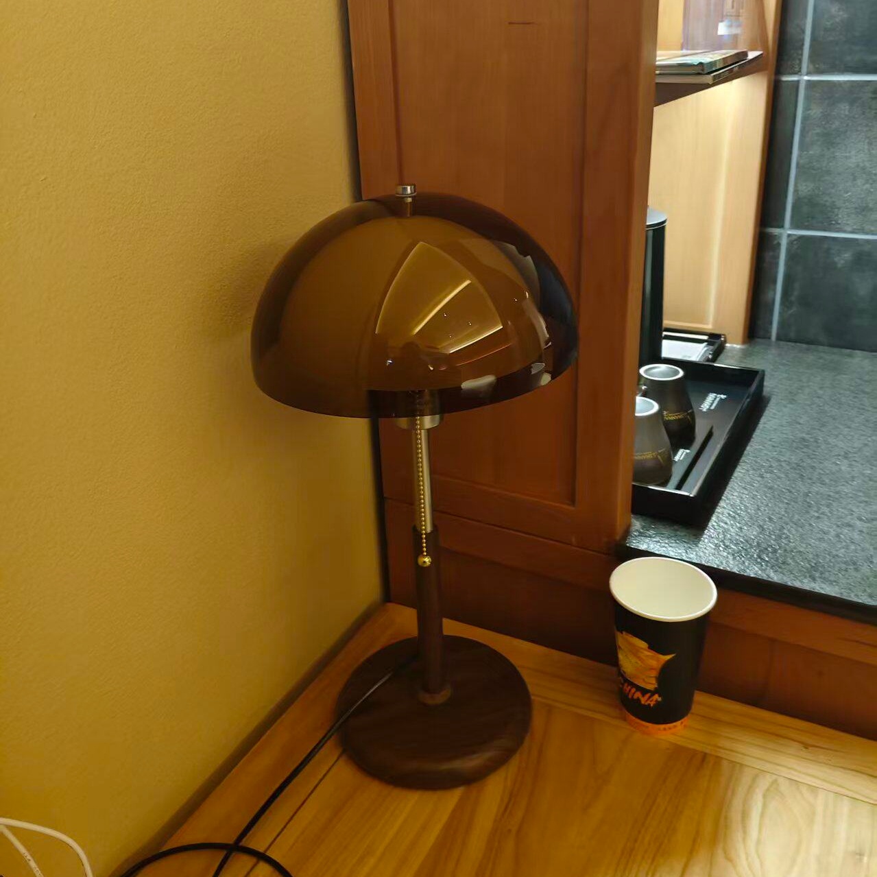 Fotorecensie van de tafellamp in een kamerhoek