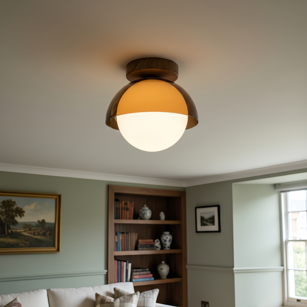 Plafondlamp in een woonkamer met zachte groene wand