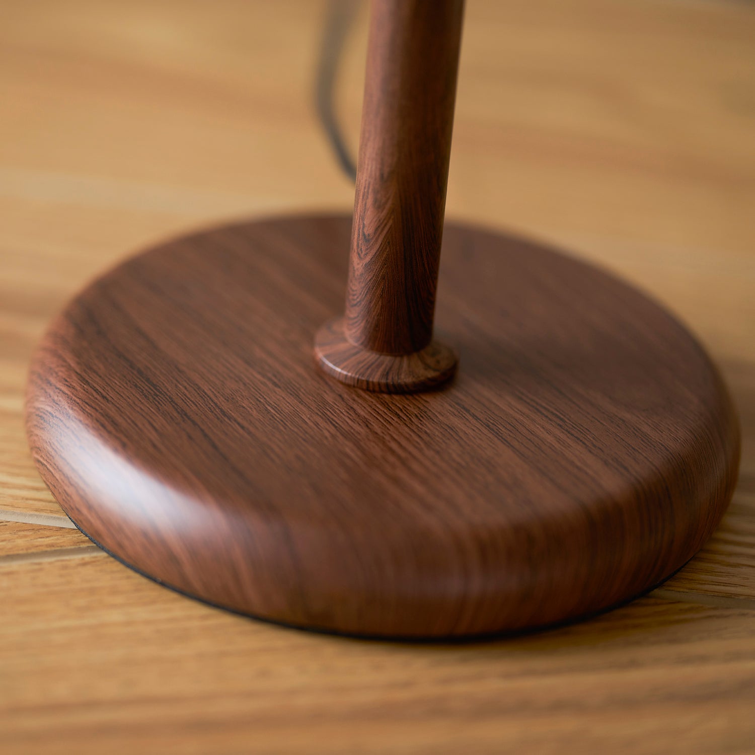 Detail van de houten lampvoet