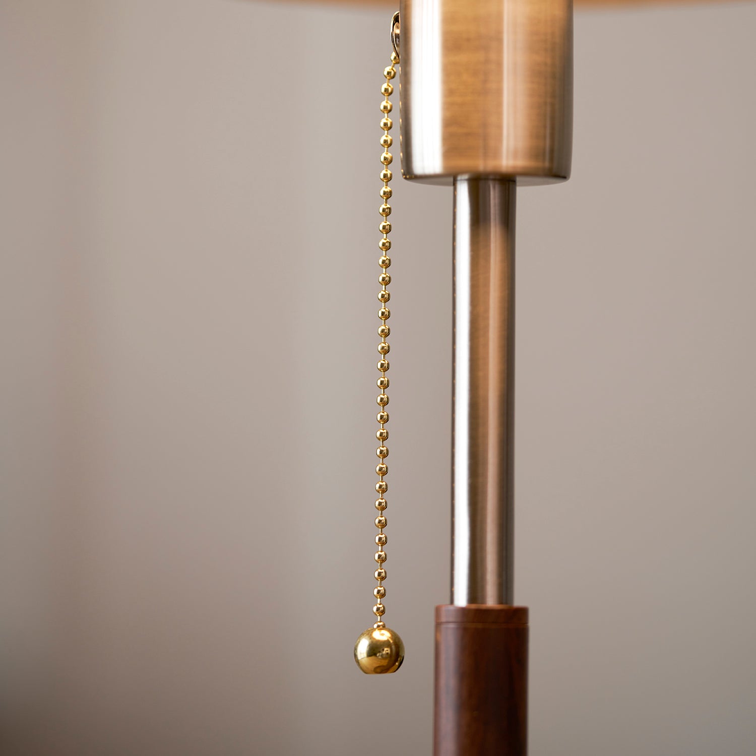 Detail van de drukknopschakelaar en lampstang