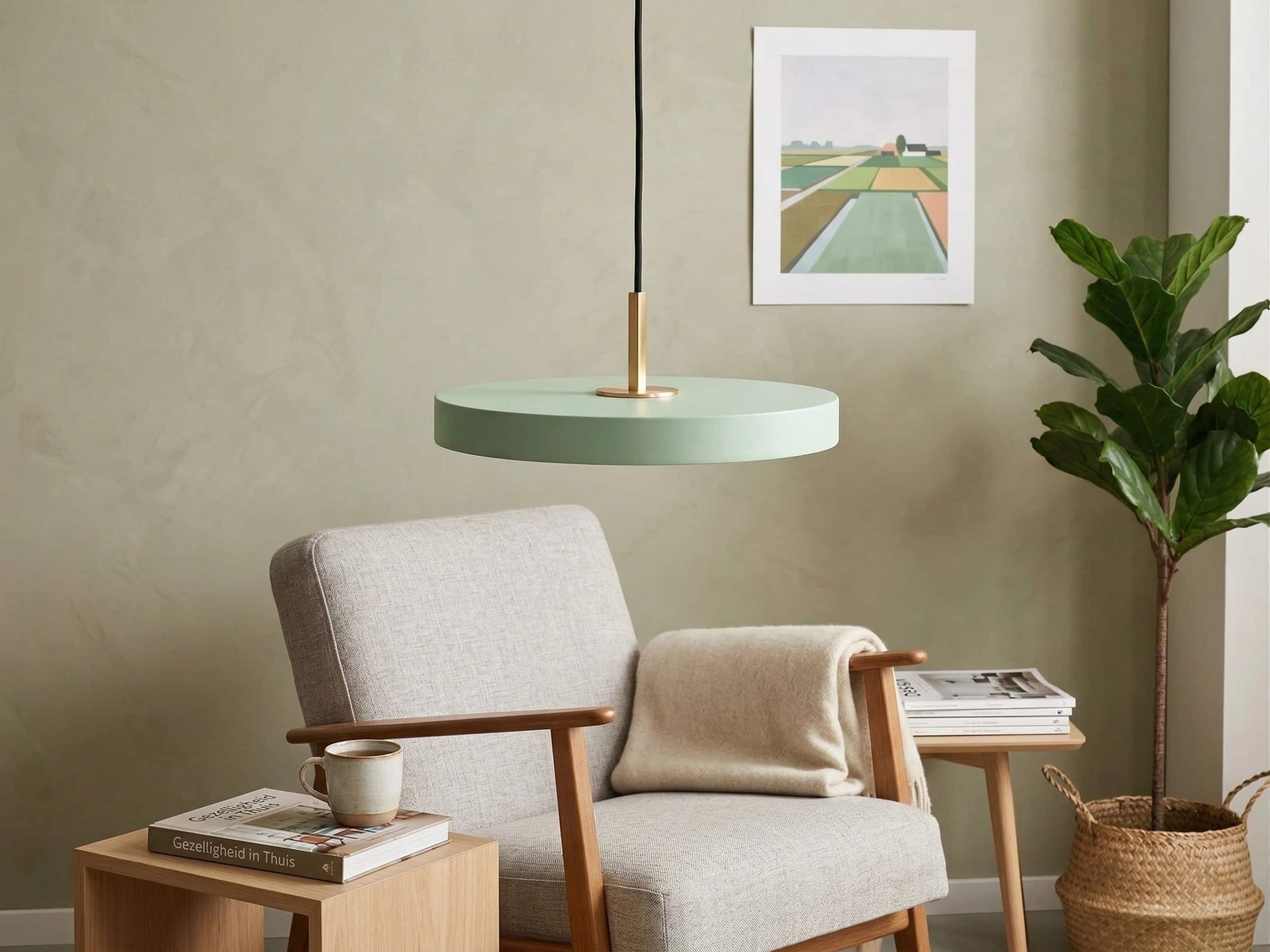 Saliegroene hanglamp in een rustige woonhoek