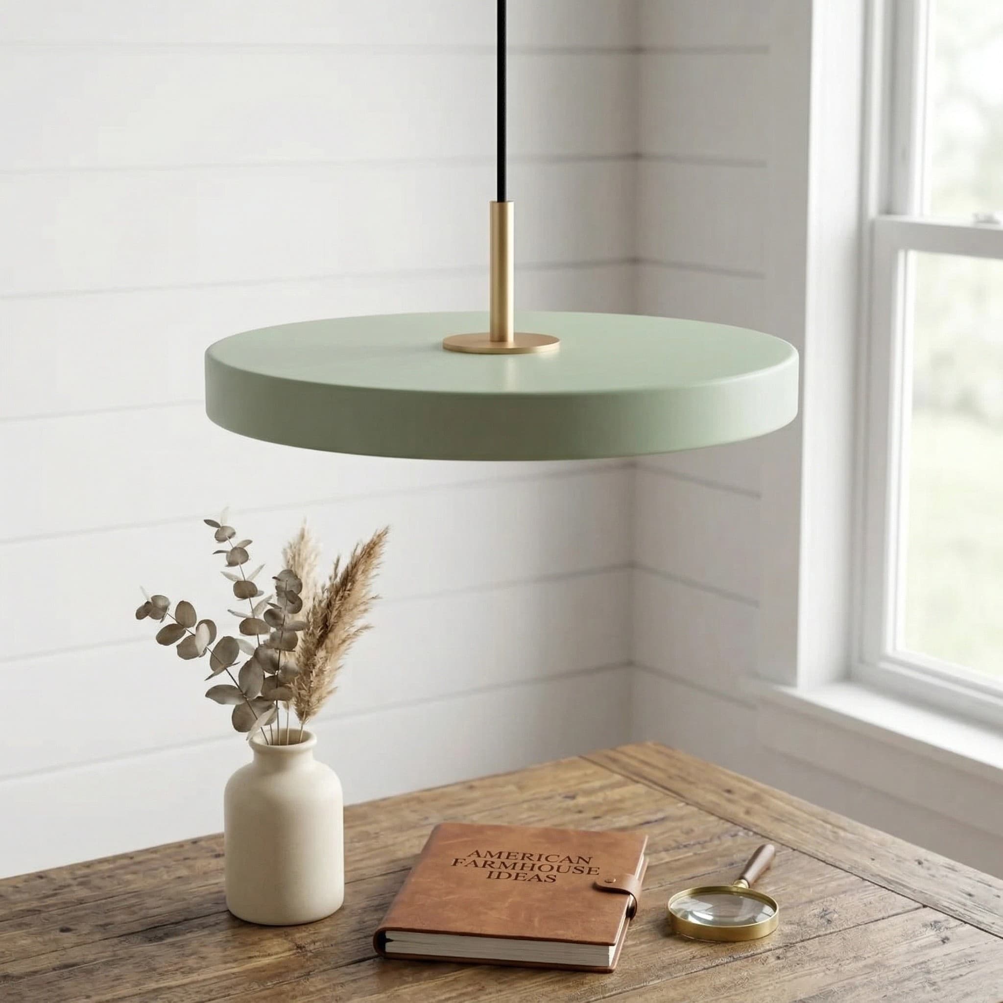 Saliegroene hanglamp boven tafel