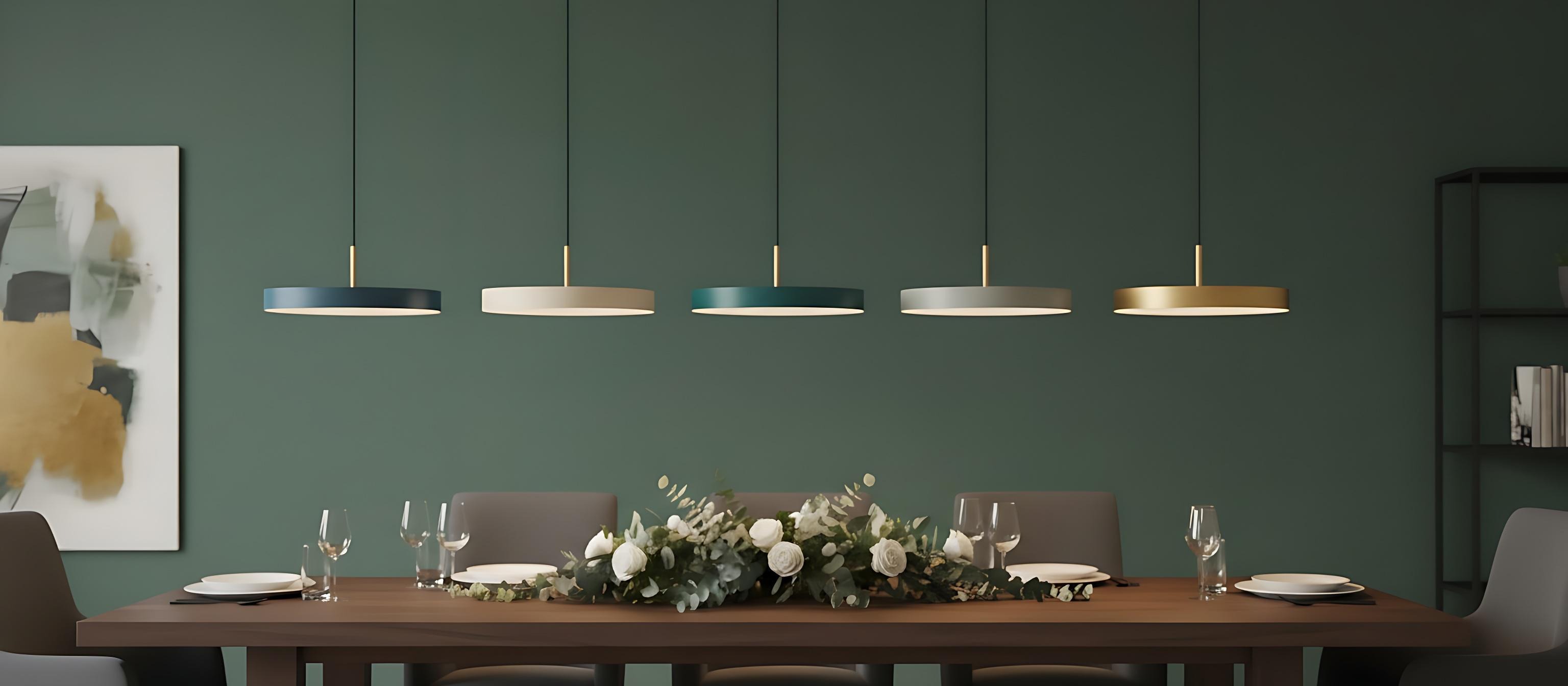 Minimalistische LED-hanglamp in eetkamer