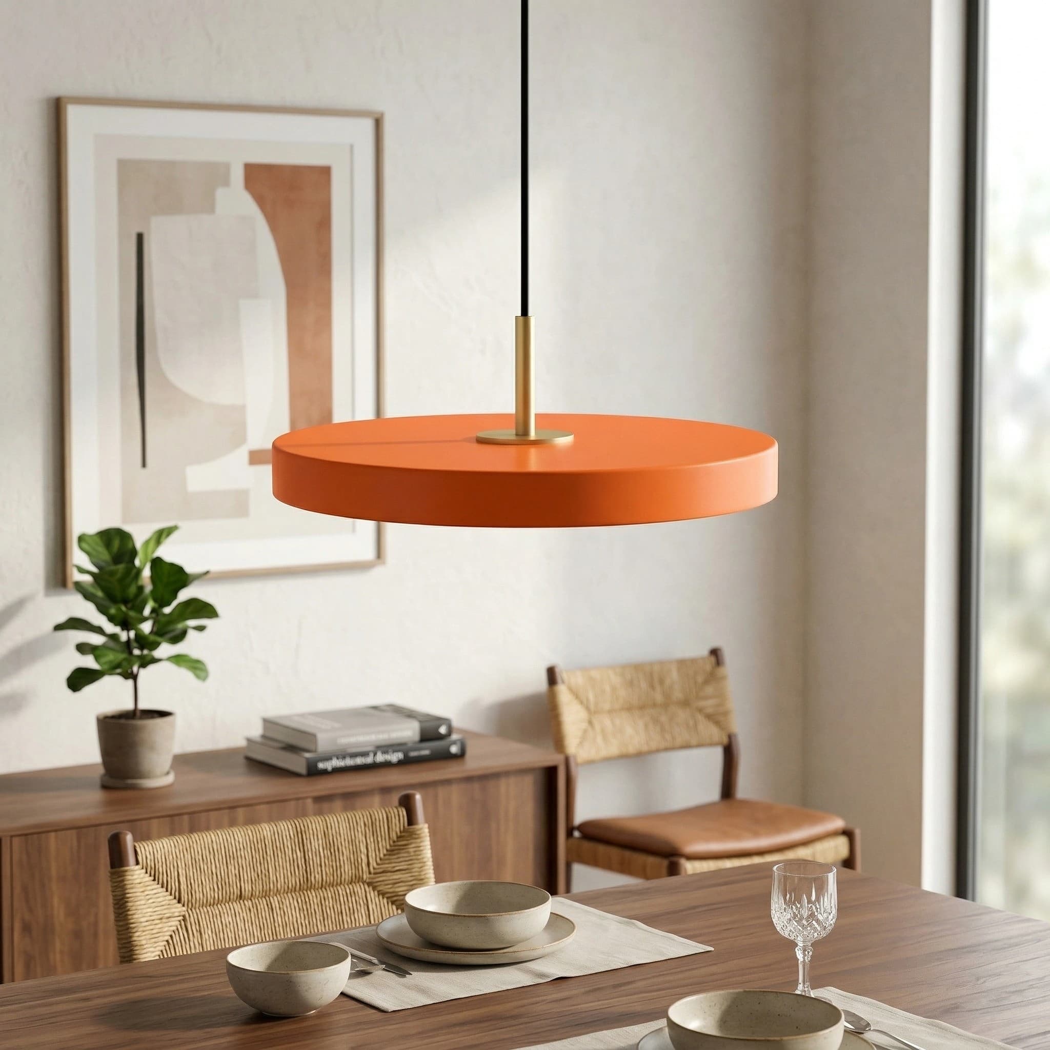 Oranje hanglamp boven eettafel