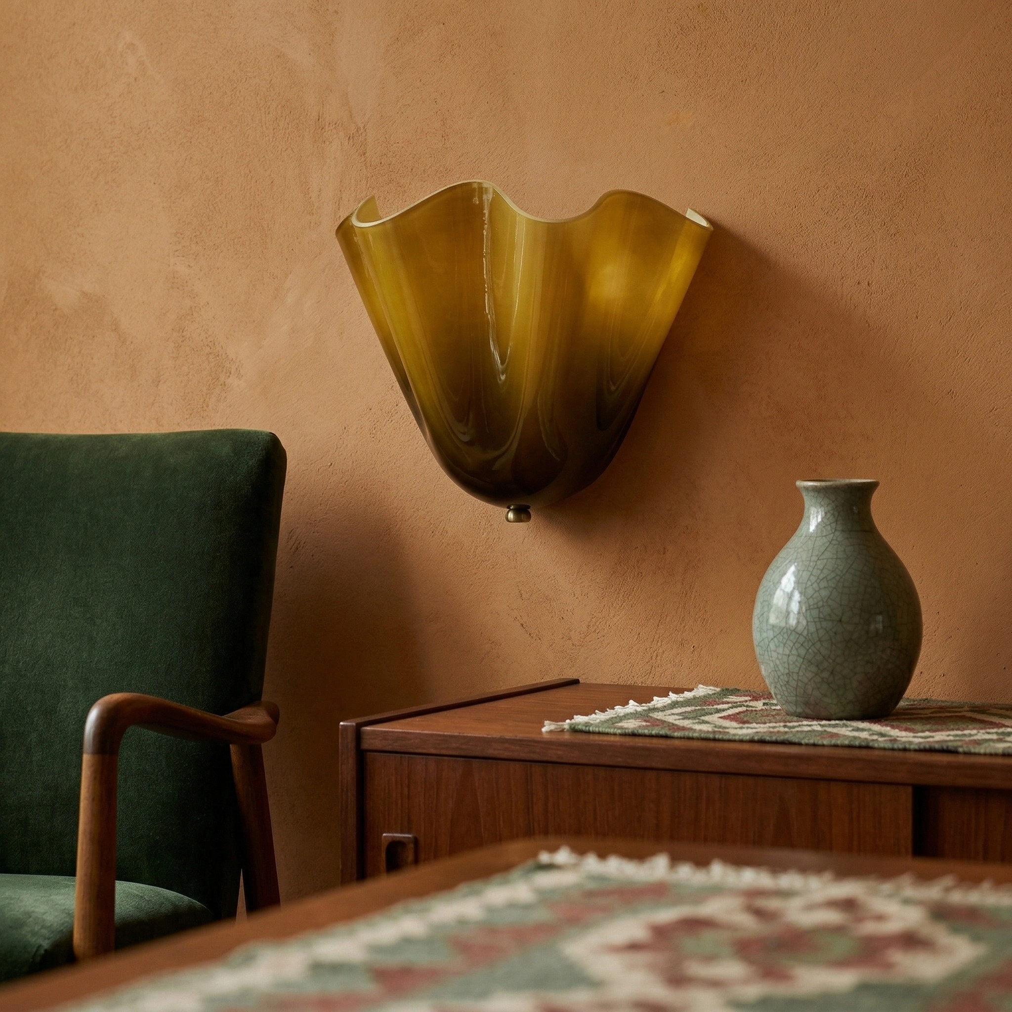 Groene Bellina wandlamp in een woonkamer