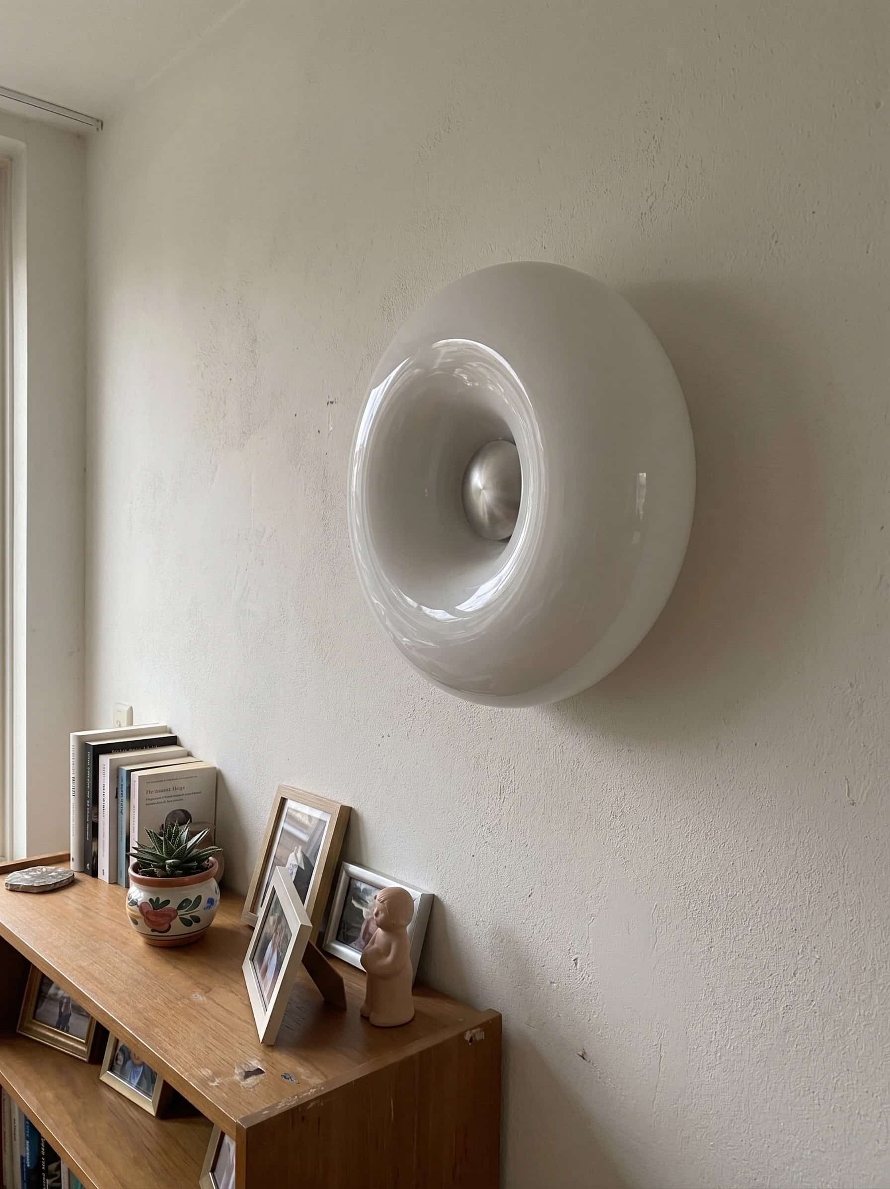 Fotorecensie van witte Halorentis wandlamp boven kast