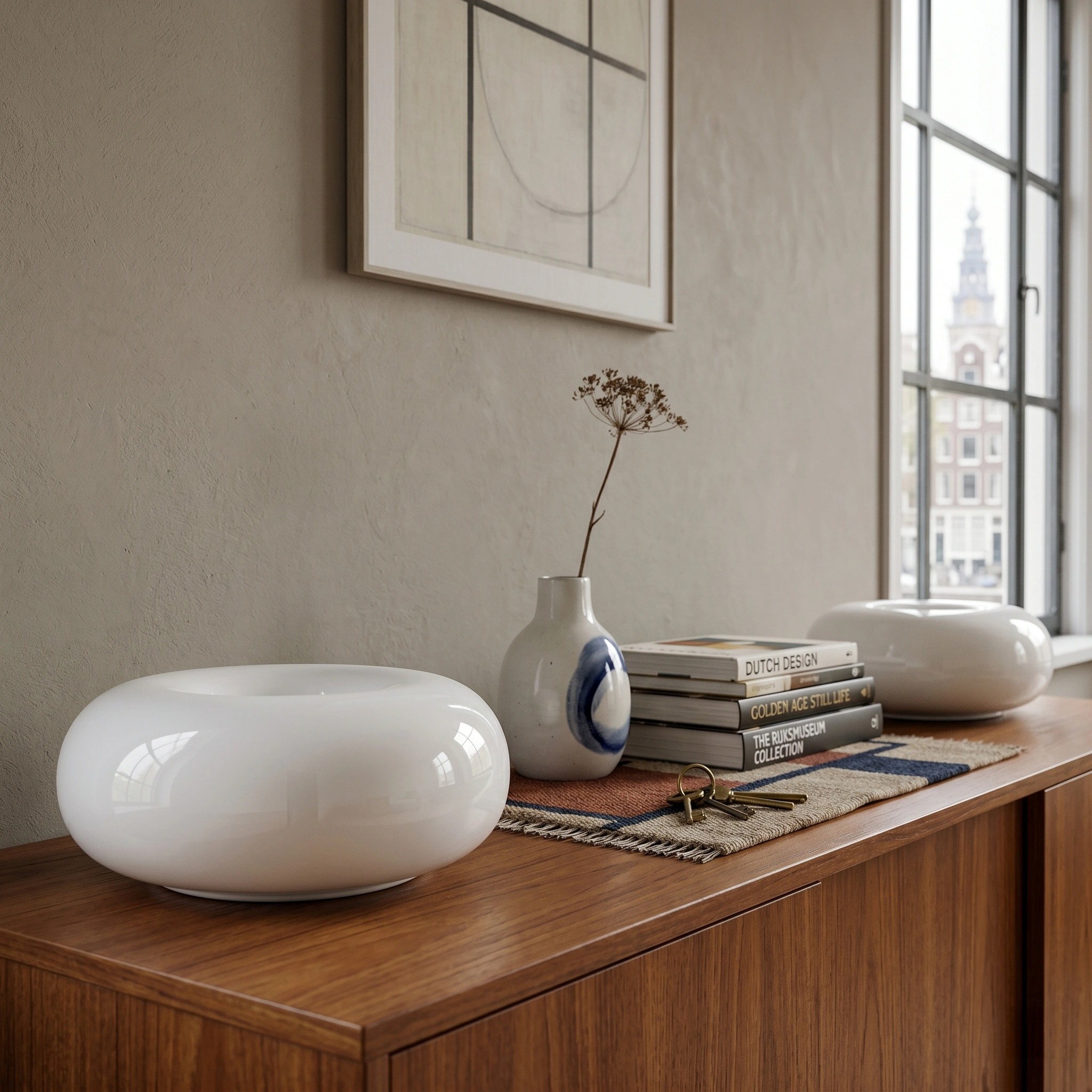 Witte Halorentis tafellamp op houten dressoir
