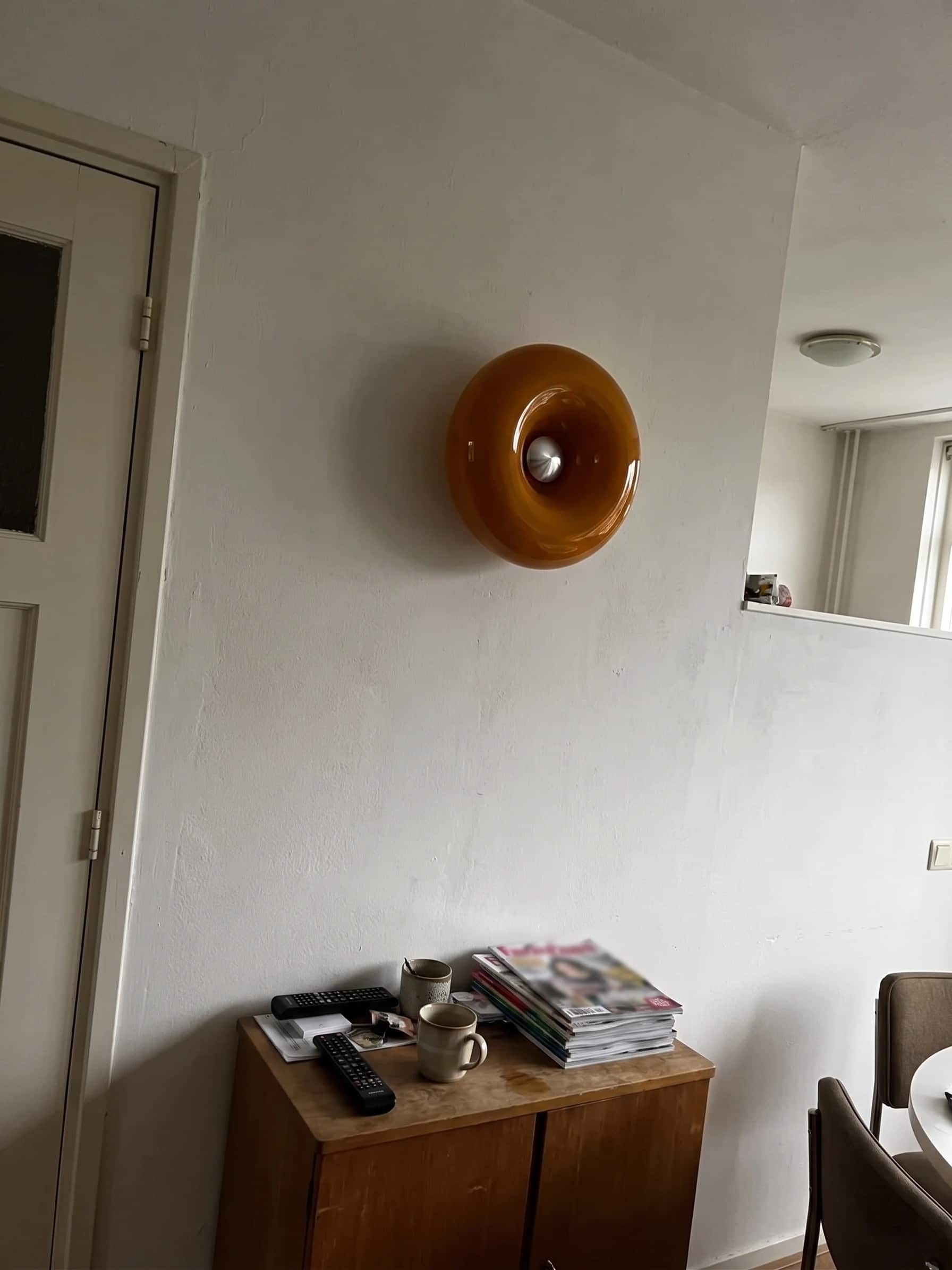 Fotorecensie van oranje Halorentis wandlamp in woonruimte