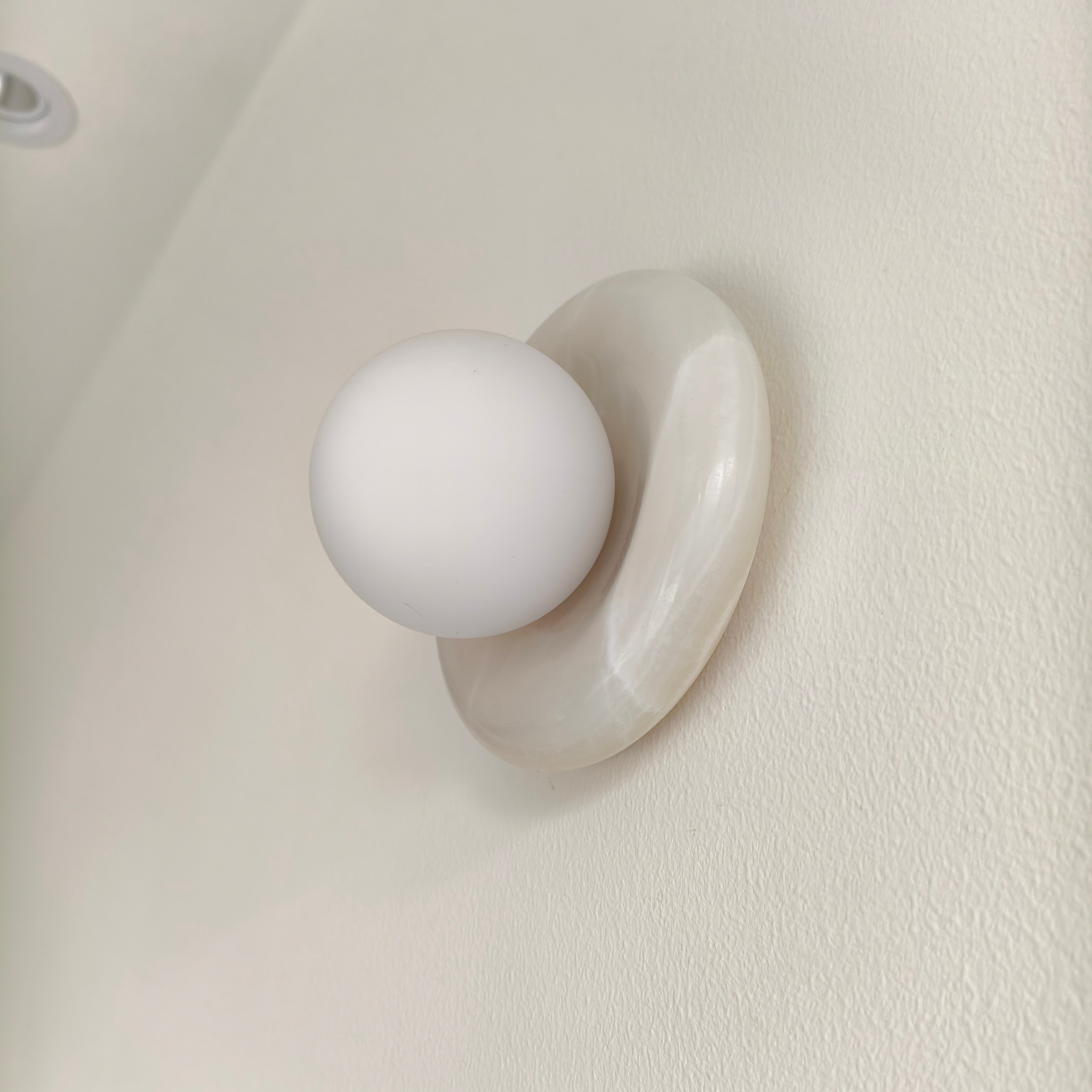 Fotorecensie van witte Oria wandlamp op wand
