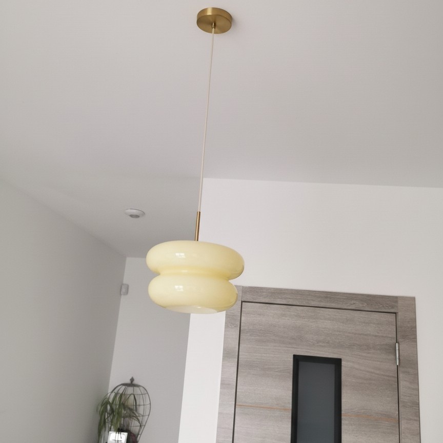 Fotorecensie van een lichtgele hanglamp