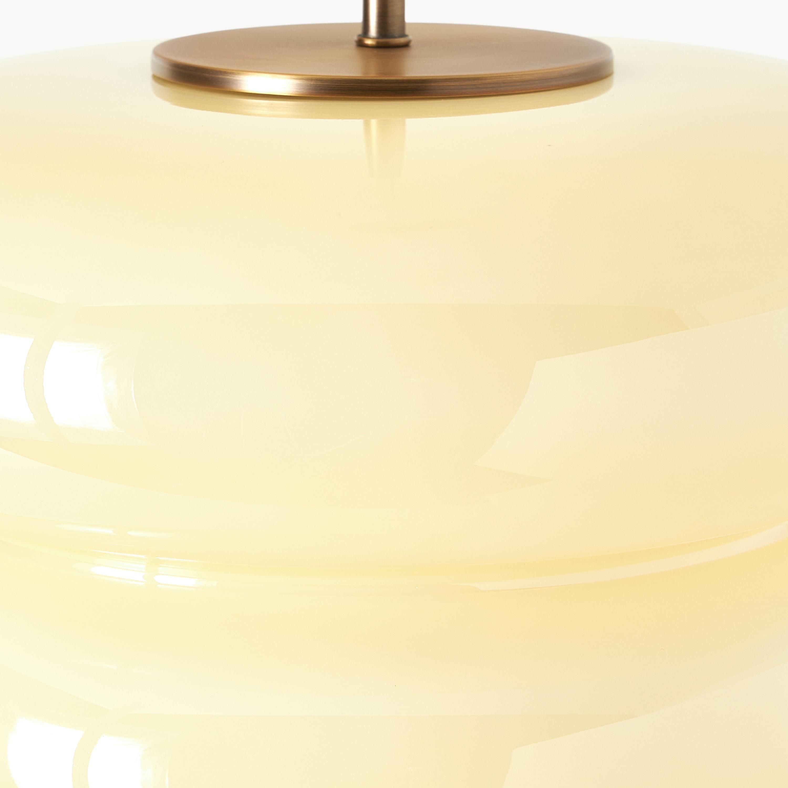 Detail van de lichtgele lampenkap