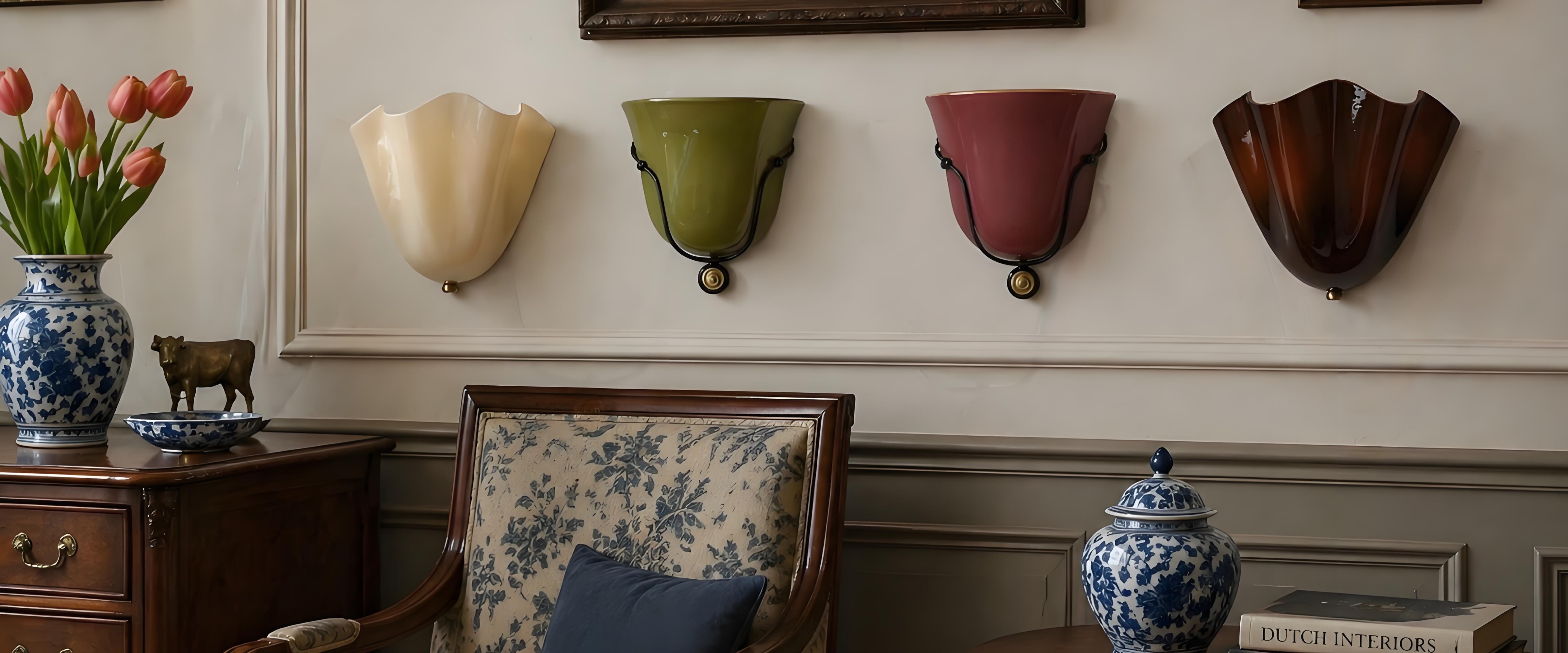 Bellina Artisan glazen wandlampen in verschillende kleuren aan de muur
