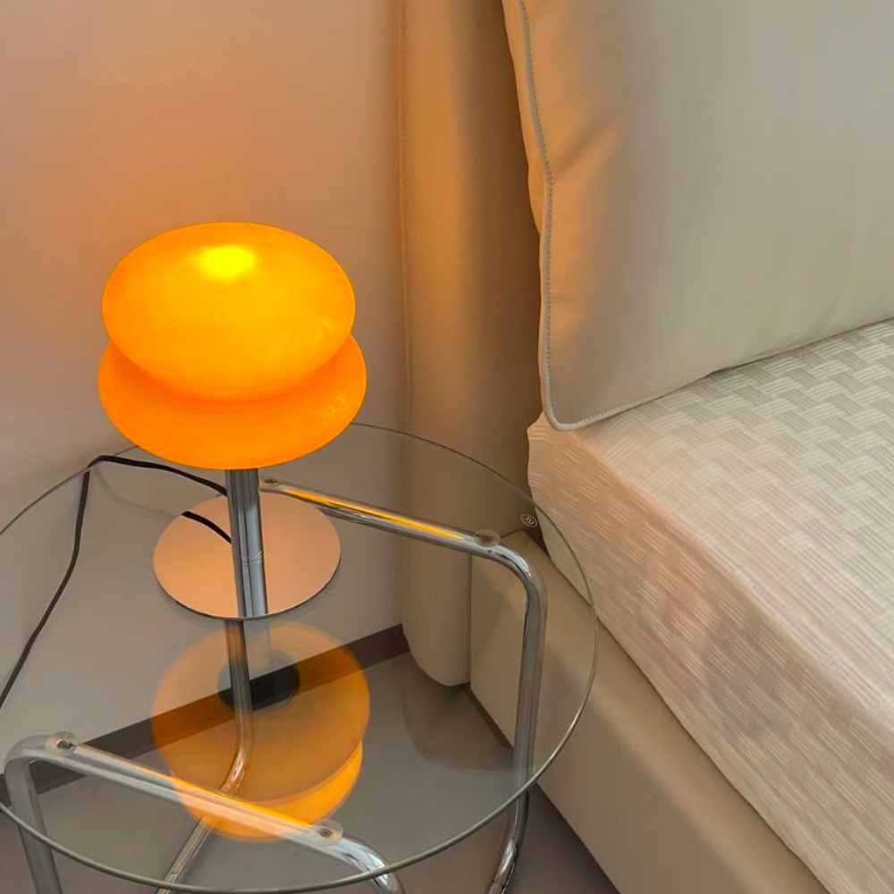 Fotorecensie van de tafellamp naast een bed