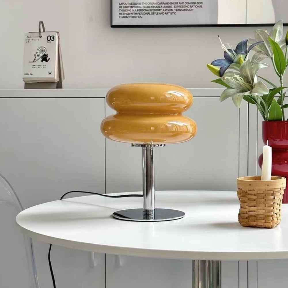 Fotorecensie van de tafellamp op een witte tafel