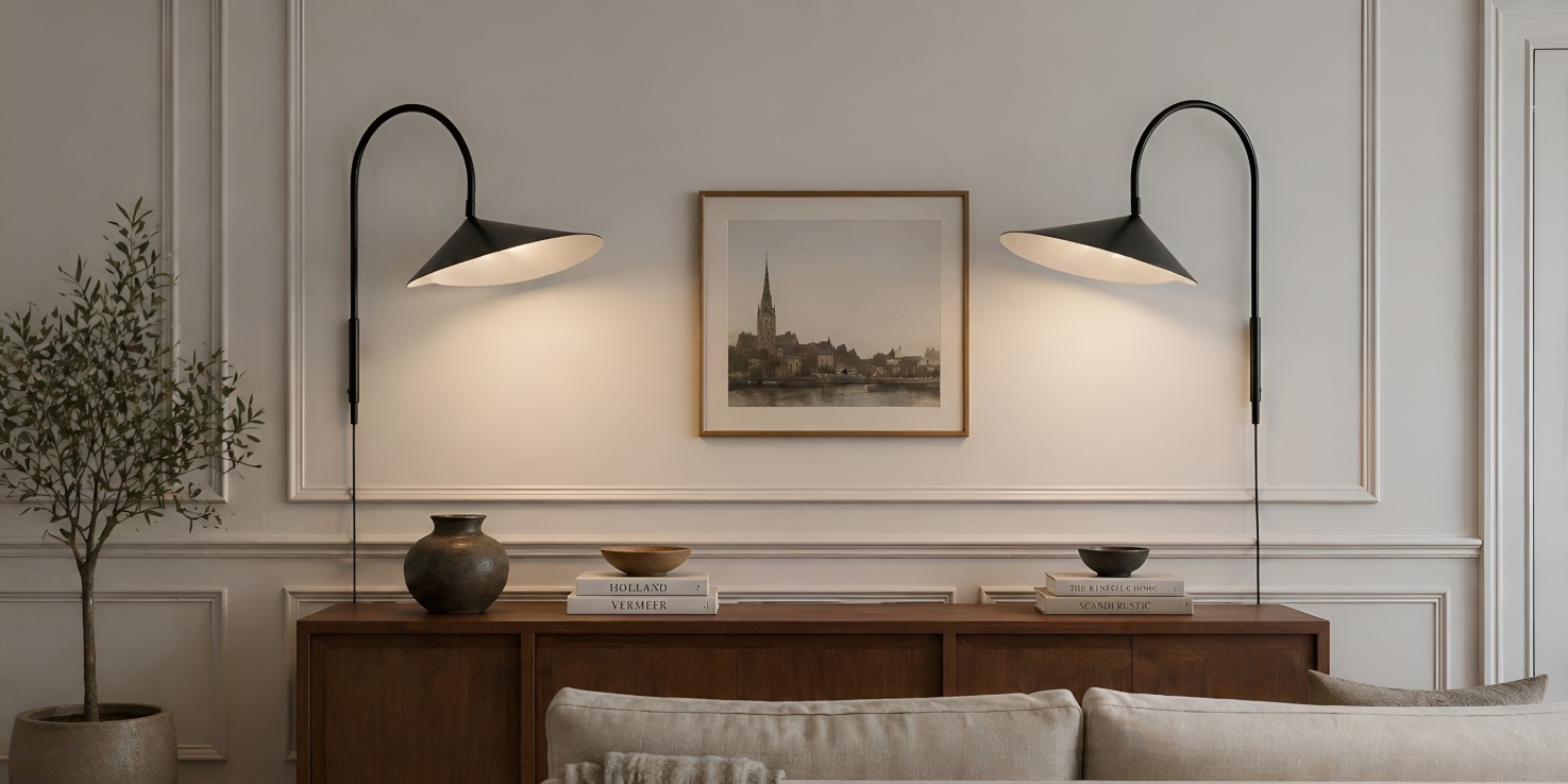 Swivora wandlampen boven een dressoir