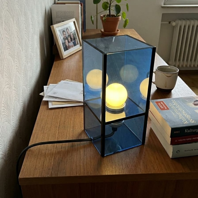 Fotorecensie van de Sunset Horizon tafellamp op een houten oppervlak