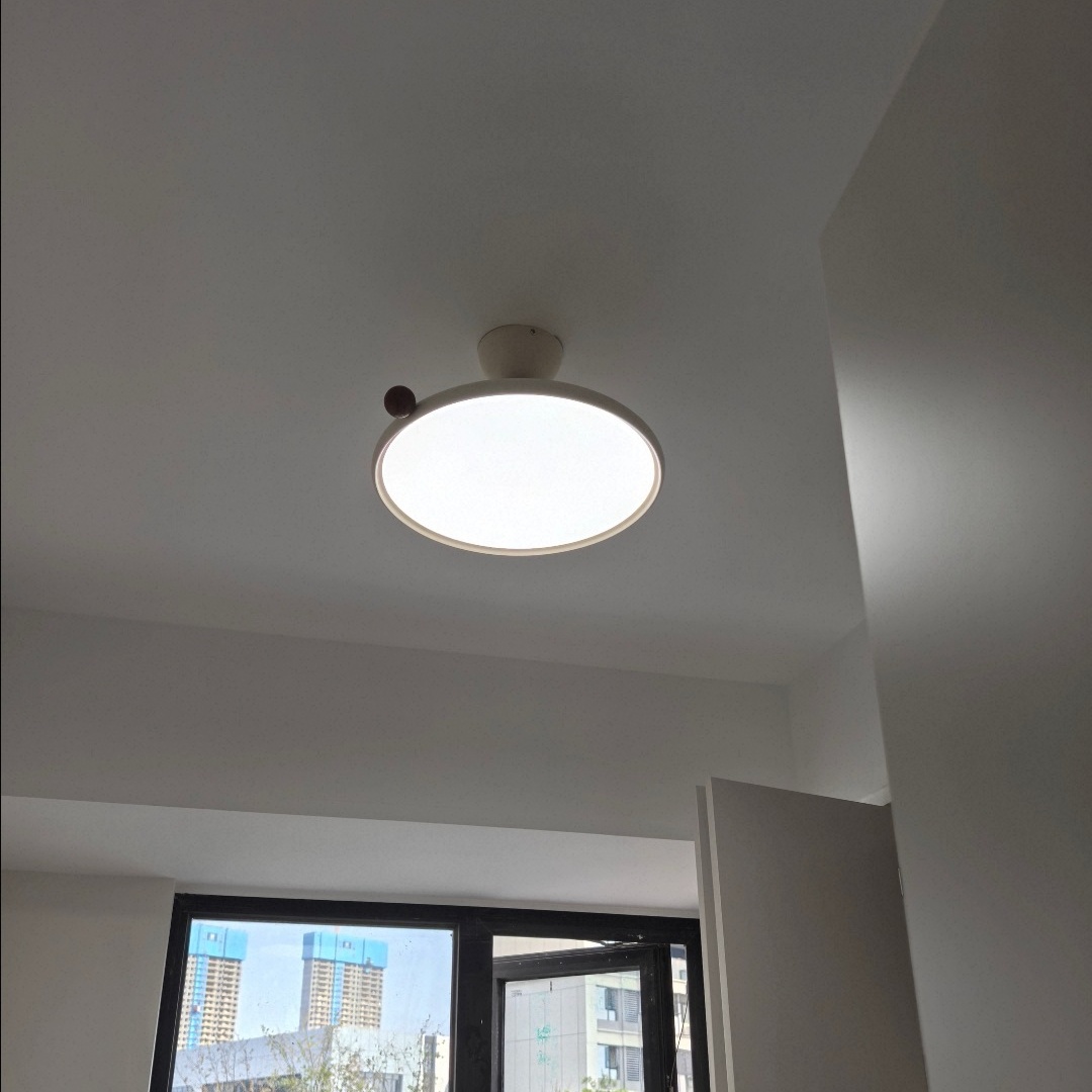 Verlichte plafondlamp in interieur